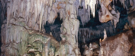 Águila Caves. Arenas de San Pedro, Ávila Águila Caves. Arenas de San Pedro, Ávila
