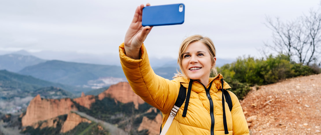 Una pellegrina scatta una foto sulla strada romana di Las Médulas, Castiglia e León Una pellegrina scatta una foto sulla strada romana di Las Médulas, Castiglia e León