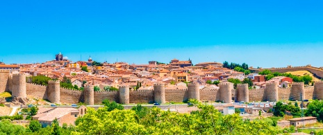 Vue de la muraille médiévale d’Ávila Vue de la muraille médiévale d’Ávila