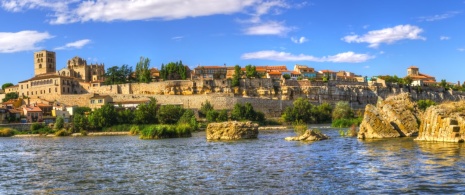 Vue sur le fleuve Douro à son passage dans la ville de Zamora, Castille-Leon Vue sur le fleuve Douro à son passage dans la ville de Zamora, Castille-Leon