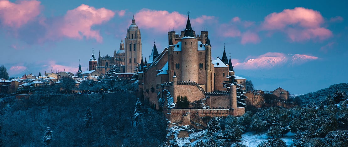 Verschneiter Blick auf den Alkazar und die Kathedrale von Segovia, Kastilien und León