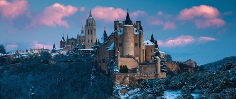Verschneiter Blick auf den Alkazar und die Kathedrale von Segovia, Kastilien und León Verschneiter Blick auf den Alkazar und die Kathedrale von Segovia, Kastilien und León