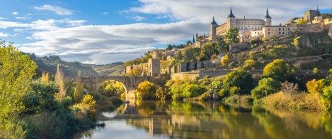 Vue sur le Tage et l'Alcazar de Tolède, Castille-La Manche Vue sur le Tage et l'Alcazar de Tolède, Castille-La Manche