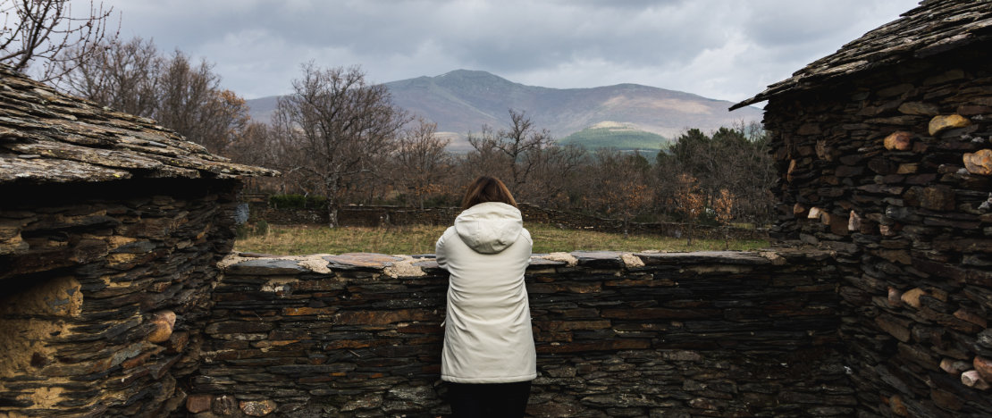 Mulher contemplando a paisagem nas aldeias pretas de Guadalajara, Castilla-La Mancha