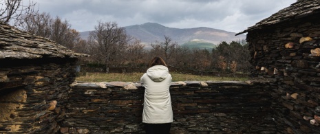 Mulher contemplando a paisagem nas aldeias pretas de Guadalajara, Castilla-La Mancha Mulher contemplando a paisagem nas aldeias pretas de Guadalajara, Castilla-La Mancha