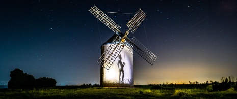 カスティージャ-ラ・マンチャの星空の下、風車に映るドン・キホーテの姿 カスティージャ-ラ・マンチャの星空の下、風車に映るドン・キホーテの姿