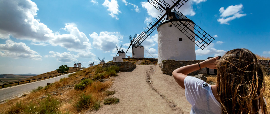Chica en los molinos de Consuegra (Toledo, Castilla - La Mancha) 