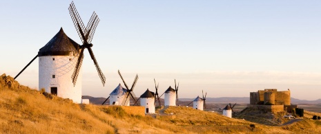Moulins de Consuegra (Tolède, Castille-La Manche) Moulins de Consuegra (Tolède, Castille-La Manche)