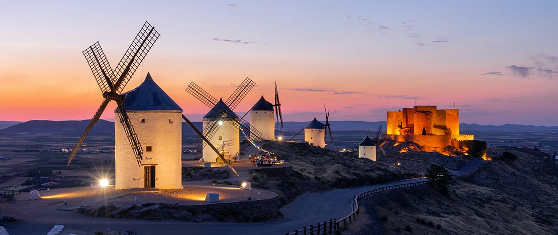 Blick auf die Windmühlen von Consuegra in Toledo, Kastilien-La Mancha Blick auf die Windmühlen von Consuegra in Toledo, Kastilien-La Mancha