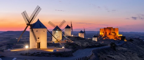 Blick auf die Windmühlen von Consuegra in Toledo, Kastilien-La Mancha Blick auf die Windmühlen von Consuegra in Toledo, Kastilien-La Mancha