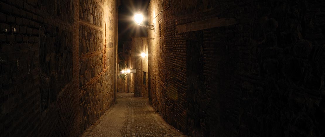 Rue au milieu de la nuit à Tolède