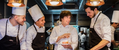 Jordi Cruz i jego zespół z restauracji ABaC Barcelona, Katalonia Jordi Cruz i jego zespół z restauracji ABaC Barcelona, Katalonia