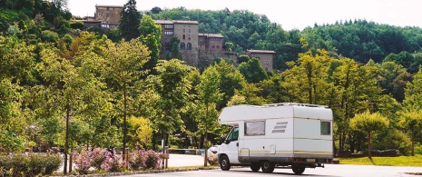 Motorhome estacionado na região de Rupit, Catalunha Motorhome estacionado na região de Rupit, Catalunha