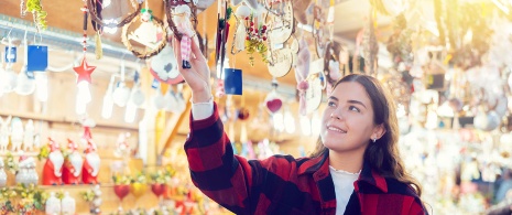Tourist auf einem Weihnachtsmarkt in Barcelona Tourist auf einem Weihnachtsmarkt in Barcelona