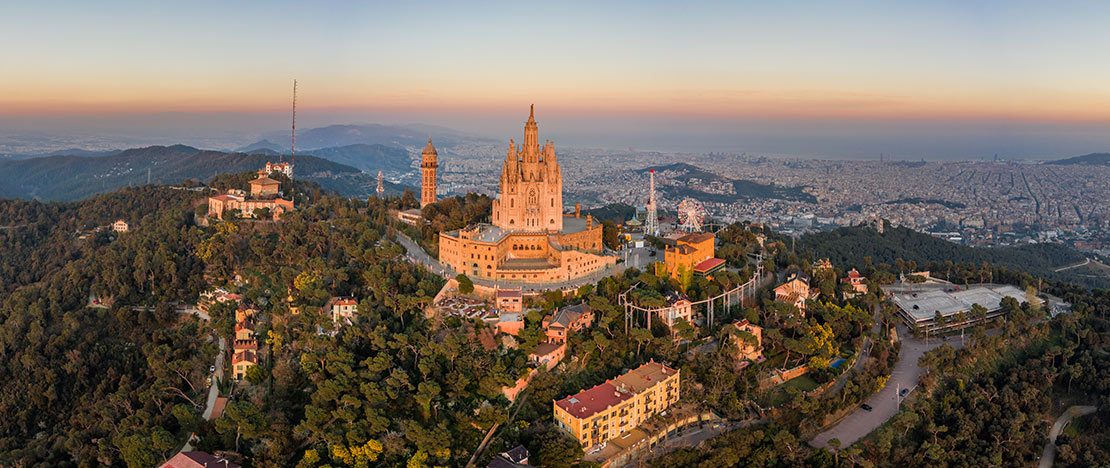 Vue du mont Tibidabo et Barcelone en arrière-plan