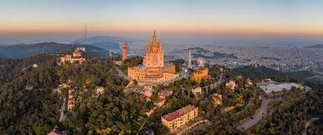 Vue du mont Tibidabo et Barcelone en arrière-plan Vue du mont Tibidabo et Barcelone en arrière-plan