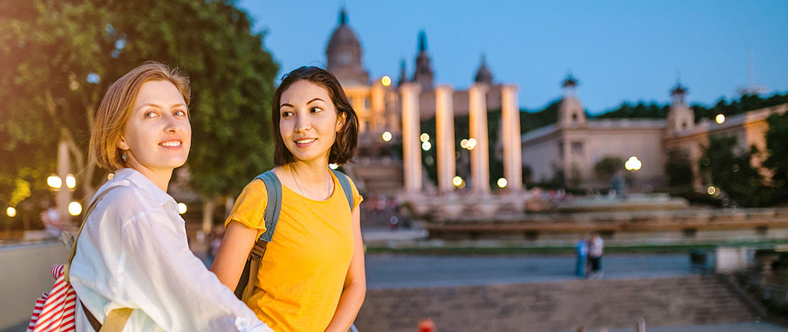 Touristen in Barcelona bei Nacht, Katalonien
