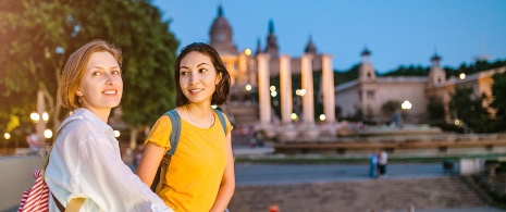 Touristen in Barcelona bei Nacht, Katalonien Touristen in Barcelona bei Nacht, Katalonien