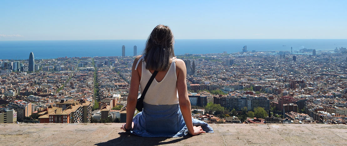 Touriste en train de contempler la vue de Barcelone depuis les Bunkers del Carmel