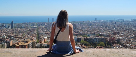 Touriste en train de contempler la vue de Barcelone depuis les Bunkers del Carmel Touriste en train de contempler la vue de Barcelone depuis les Bunkers del Carmel