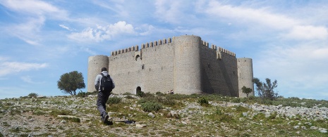 Turista caminhando para o castelo de Montgrí, em Girona (Catalunha) Turista caminhando para o castelo de Montgrí, em Girona (Catalunha)