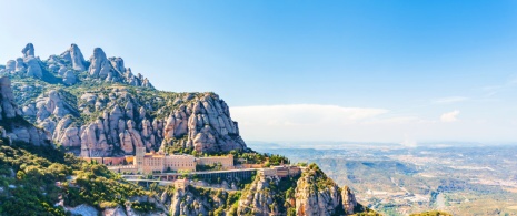 Vista de la Montaña de Montserrat en Barcelona, Cataluña Vista de la Montaña de Montserrat en Barcelona, Cataluña