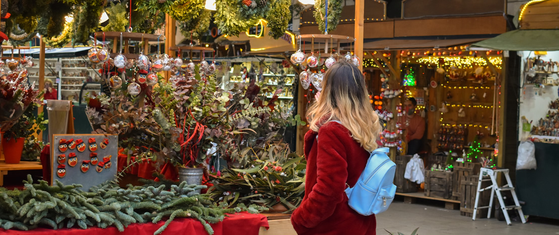 Eine Frau beim Einkaufen auf dem Weihnachtsmarkt in Barcelona