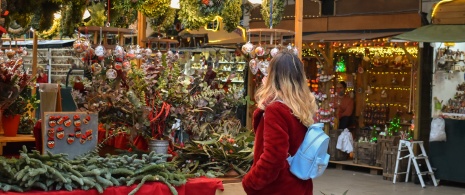 Eine Frau beim Einkaufen auf dem Weihnachtsmarkt in Barcelona Eine Frau beim Einkaufen auf dem Weihnachtsmarkt in Barcelona