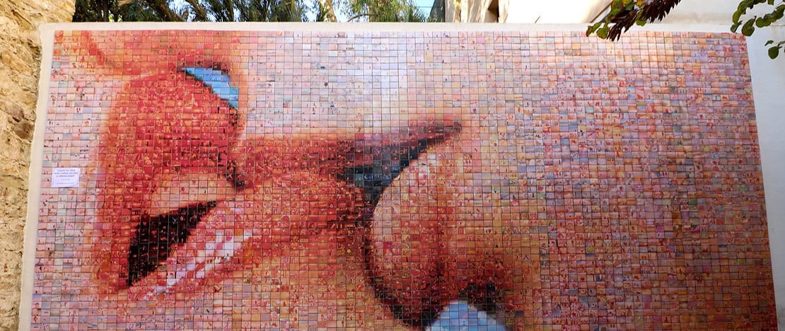 Wandbild „El món neix en cada besada“ („Mit jedem Kuss wird eine Welt geboren“) in Barcelona, Katalonien Wandbild „El món neix en cada besada“ („Mit jedem Kuss wird eine Welt geboren“) in Barcelona, Katalonien