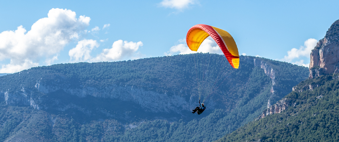 Touriste pratiquant le parapente près d'Organyà dans la province de Lleida, Catalogne