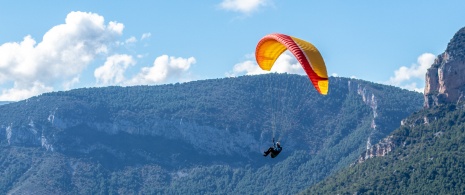 Touriste pratiquant le parapente près d'Organyà dans la province de Lleida, Catalogne Touriste pratiquant le parapente près d'Organyà dans la province de Lleida, Catalogne