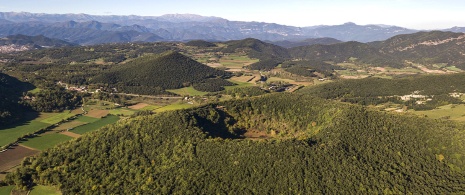 Vista do parque natural da zona vulcânica de La Garrotxa, Gerona Vista do parque natural da zona vulcânica de La Garrotxa, Gerona
