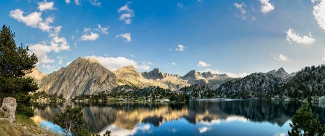 Aigüestortes i Estany de Sant Maurici National Park, Catalonia Aigüestortes i Estany de Sant Maurici National Park, Catalonia