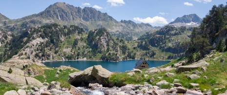 Widok na jezioro Mayor i schronisko Colomers w Lleida, Katalonia Widok na jezioro Mayor i schronisko Colomers w Lleida, Katalonia