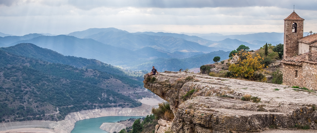 Turista contemplando las vistas de Siurana en Tarragona, Cataluña