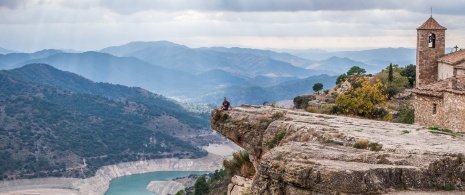 Turista contemplando las vistas de Siurana en Tarragona, Cataluña Turista contemplando las vistas de Siurana en Tarragona, Cataluña