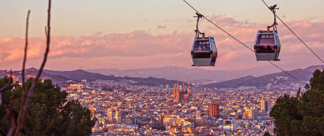 Kolejka linowa na Montjuïc z widokiem na Barcelonę