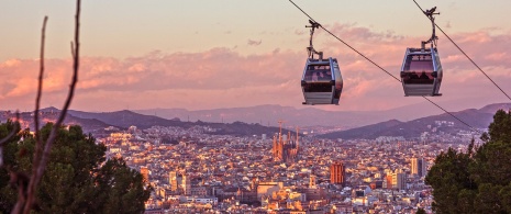 Kolejka linowa na Montjuïc z widokiem na Barcelonę Kolejka linowa na Montjuïc z widokiem na Barcelonę