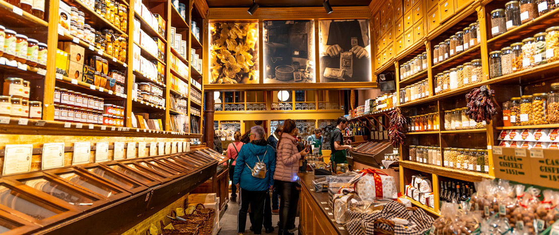 Interno del negozio di alimentari centenario Casa Gispert a Barcellona Interno del negozio di alimentari centenario Casa Gispert a Barcellona
