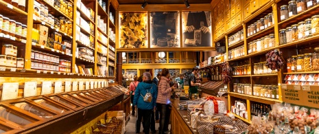 Interno del negozio di alimentari centenario Casa Gispert a Barcellona Interno del negozio di alimentari centenario Casa Gispert a Barcellona