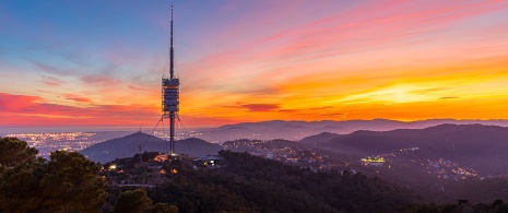 Vue de Barcelone depuis le belvédère à proximité de la tour de Collserola, Barcelone Vue de Barcelone depuis le belvédère à proximité de la tour de Collserola, Barcelone