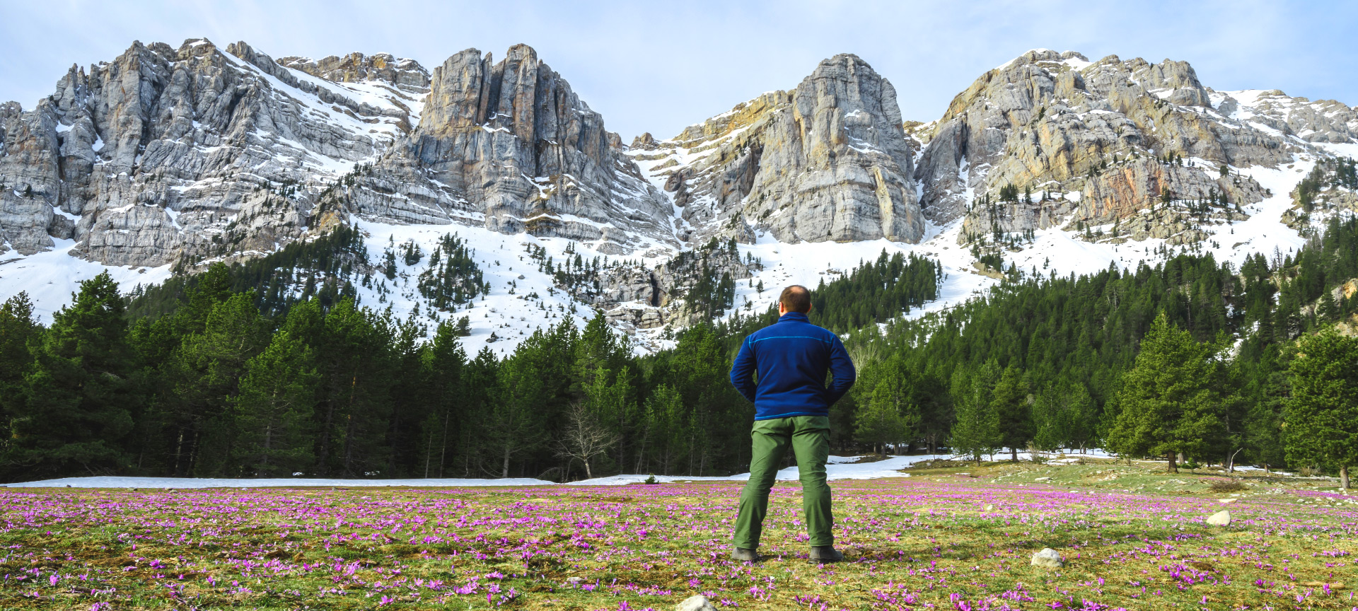 Turista observando as belas montanhas cobertas de neve na primavera, Prat de Cadi, Catalunha
