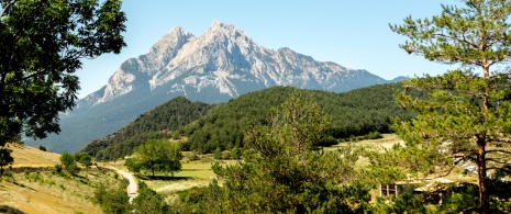 Vue de la montagne de Pedraforca dans le parc naturel de Serres de Cadí-Moixeró, Barcelone, Catalogne Vue de la montagne de Pedraforca dans le parc naturel de Serres de Cadí-Moixeró, Barcelone, Catalogne