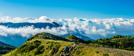 Vue depuis le sommet de la montagne Matagalls dans le parc naturel du Montseny, Barcelone, Catalogne Vue depuis le sommet de la montagne Matagalls dans le parc naturel du Montseny, Barcelone, Catalogne