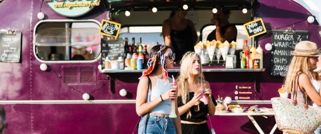 Détail d'un stand de nourriture au White Summer Festival de Pals dans la province de Gérone, Catalogne Détail d'un stand de nourriture au White Summer Festival de Pals dans la province de Gérone, Catalogne