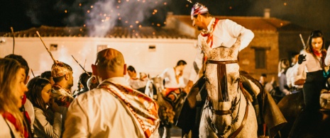 Zbliżenie na piechotę i jeźdźców podczas święta La Encamisá w Navalvillar de Pela w Badajoz, Estremadura Zbliżenie na piechotę i jeźdźców podczas święta La Encamisá w Navalvillar de Pela w Badajoz, Estremadura