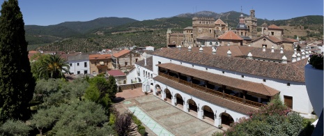 Vista exterior del Parador de Guadalupe Vista exterior del Parador de Guadalupe