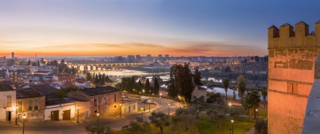 Vue sur le fleuve Guadiana et du pont de Palmas à Badajoz, Estrémadure Vue sur le fleuve Guadiana et du pont de Palmas à Badajoz, Estrémadure