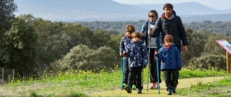Rodzina spacerująca trasą Vía Verde de Monfragüe, Cáceres Rodzina spacerująca trasą Vía Verde de Monfragüe, Cáceres