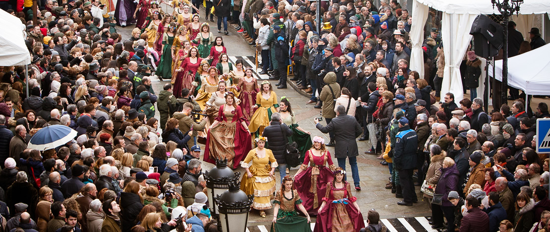 Sfilata di carri, bande musicali e maschere alla Feira do Cocido di Lalín (Pontevedra, Galizia) Sfilata di carri, bande musicali e maschere alla Feira do Cocido di Lalín (Pontevedra, Galizia)